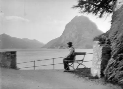 Mann mit Blick auf den Luganersee
